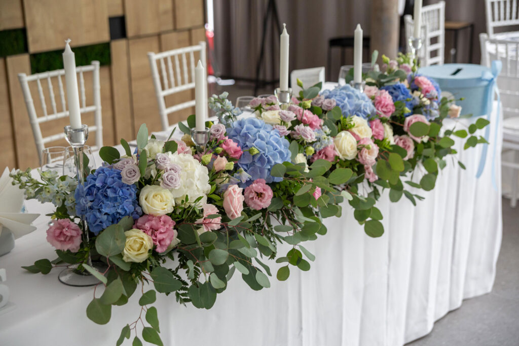 prezidiu-decor-botez-nunta-aranjament-prezidiu-flori